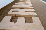 detaliu litere volumetrice lemn brad