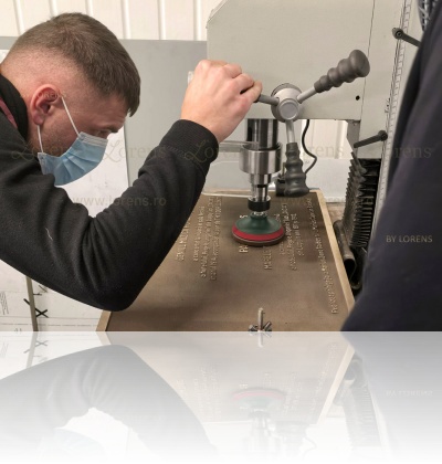 Detaliu productie placa comemorativa turnata in bronz George Enescu