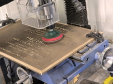 detaliu executie placa comemorativa turnata in bronz