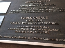 Detaliu litere placheta metal turnata in bronz