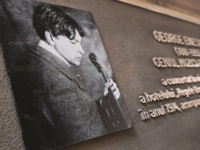 Detaliu litere si fotogravura  placheta metal turnata in bronz