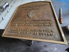 Detaliu oxidare controlata placa comemorativa turnata in bronz Eroii Neamului